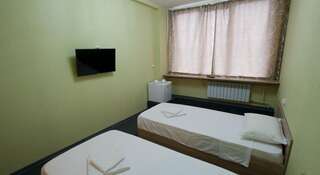 Гостиница Бюджет Отель Красноярск Стандартный двухместный номер с 2 отдельными кроватями-1
